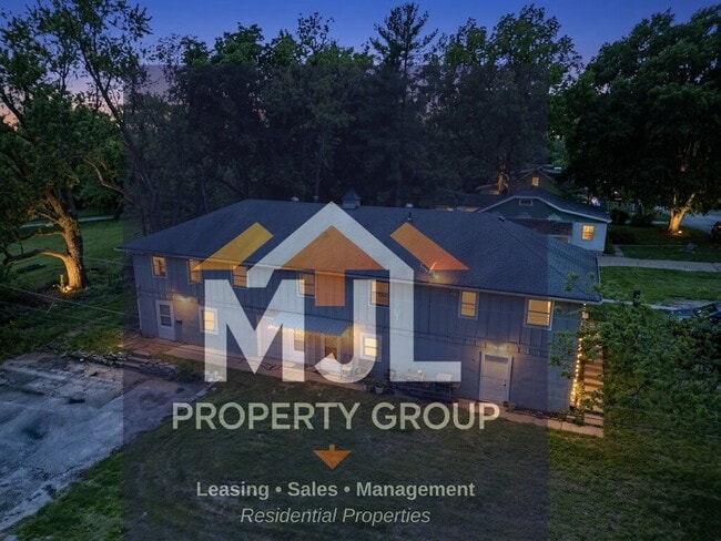 Building Photo - Spacious 3 Bedroom / 1 Bath Apartment in Sugar Creek *Ready Now*