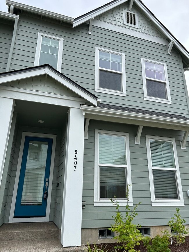 Building Photo - Beautifully  3-Bed Townhouse in the Heart ...