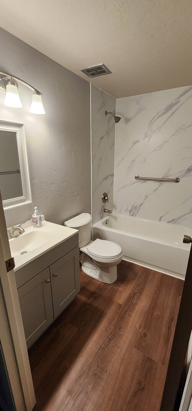 Photo - 376 Eastland Dr N Unit 376