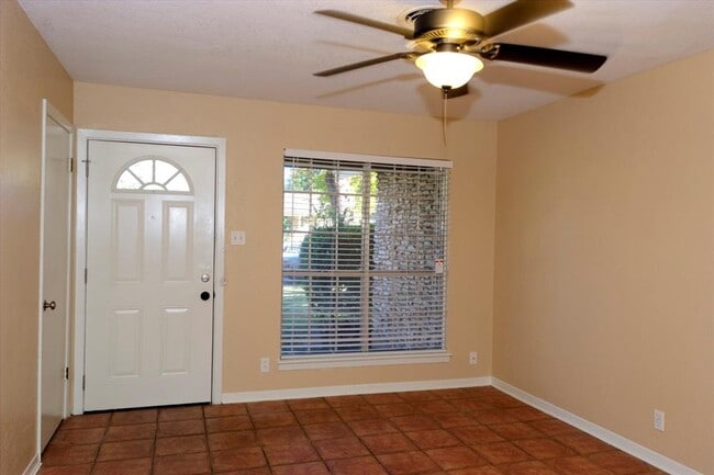 Photo - 2614 Little John Ln