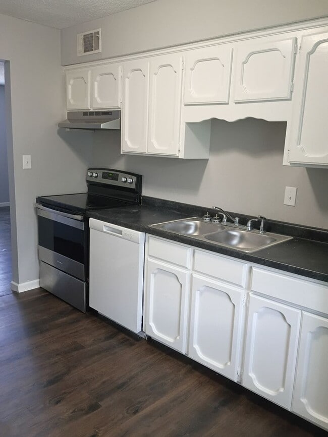Building Photo - 2 bedroom 1 bath apt Unit S2
