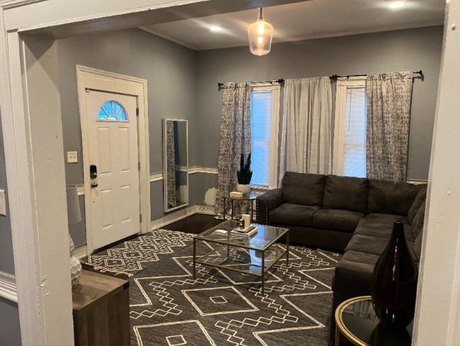 Photo - 514 W 38th St