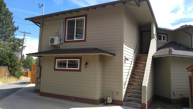 Building Photo - Cute and Modern Studio in Downtown Bend