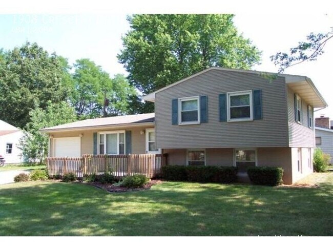Charming Bi-level Home In West Champaign - Charming Bi-level Home In West Champaign