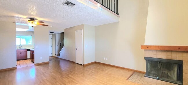 Building Photo - Very Nice 1bd/1bth Condo in gated complex w/ swimming pool!