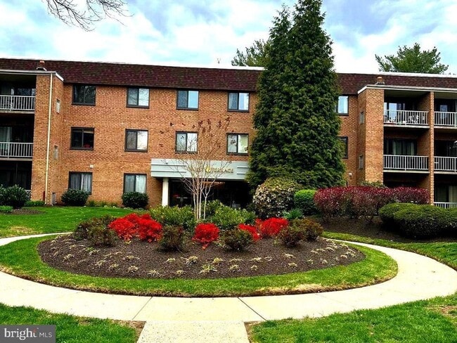 Building Photo - 1640 Oakwood Dr Unit W214