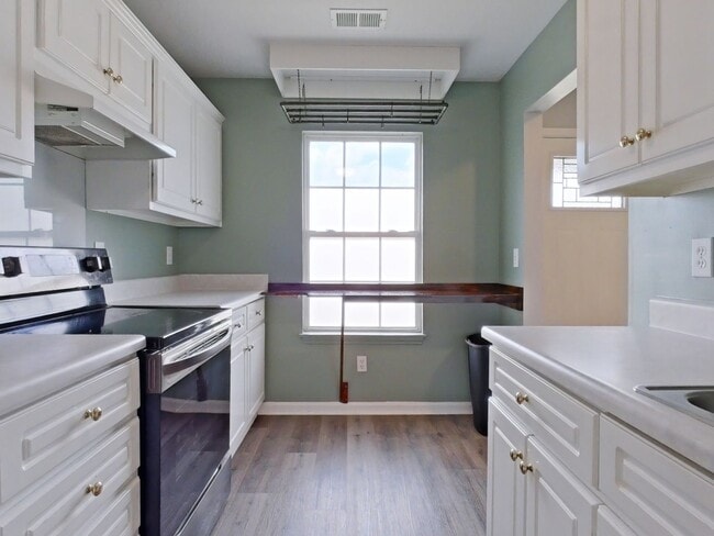 Photo - Updated 2 bed-2 bath townhome available NOW