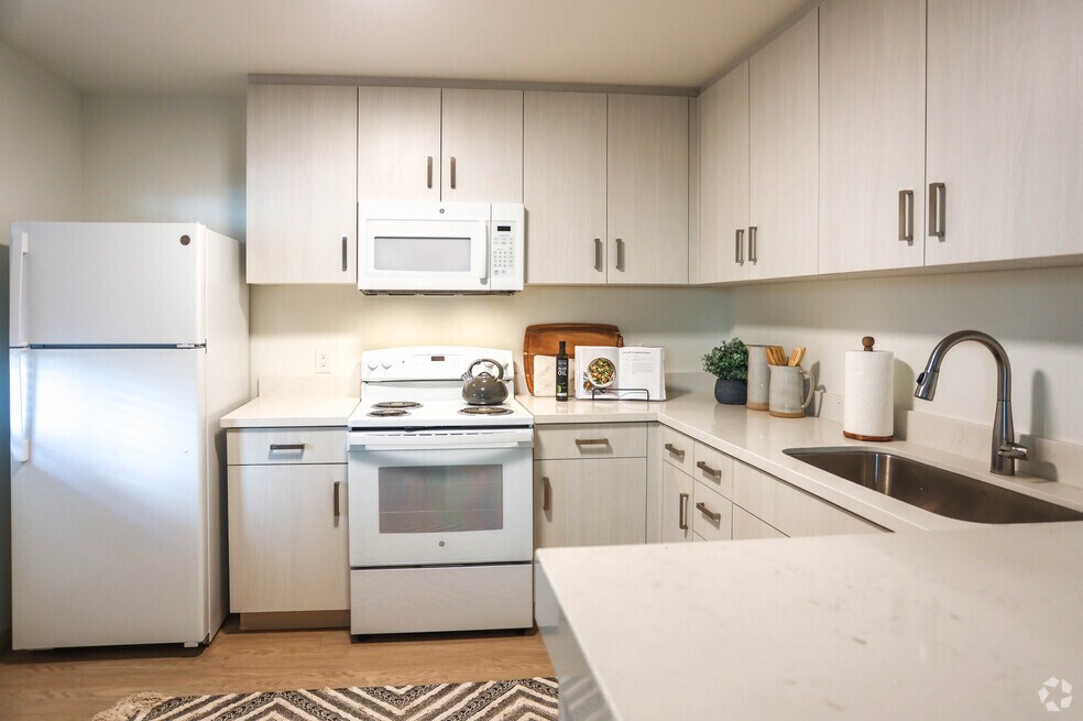 2BR, 2BA-908 SF
