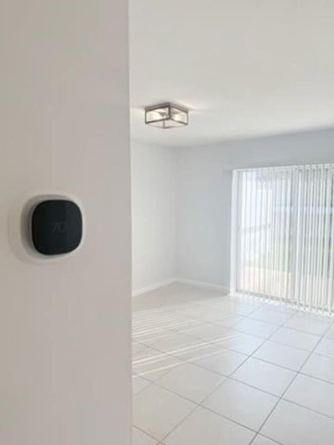 Building Photo - 2400 NW 98th Ln