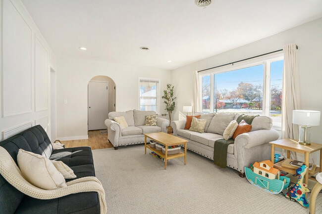 Photo - 204 E Spring St