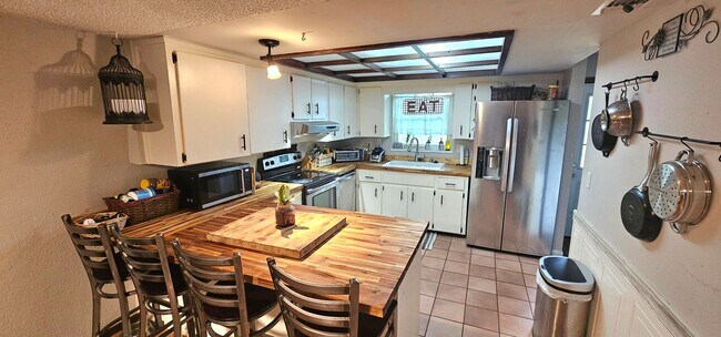 Photo - 4 Bedroom Cabin Style Rental in Port ST John