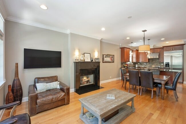 Photo - 3814 N Greenview Ave Unit 1