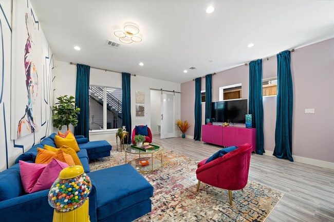 Photo - 207 E 38th St