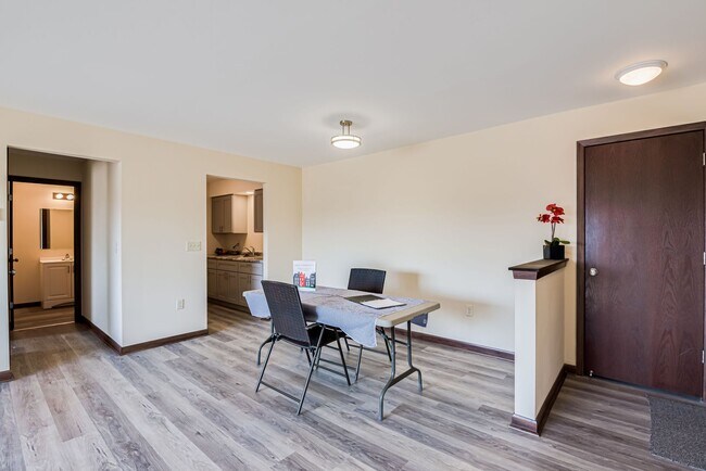 4340 W Loomis Apts