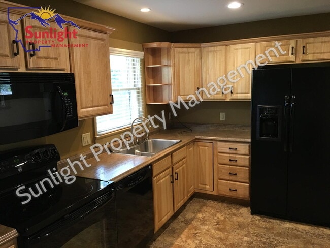 Building Photo - Duplex unit with Modern updates and a Garage - Available Now!