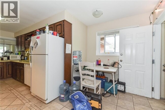 Photo - 166 Elgin Crescent