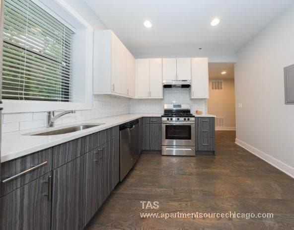 Building Photo - 2618 N Rockwell St Unit 2F
