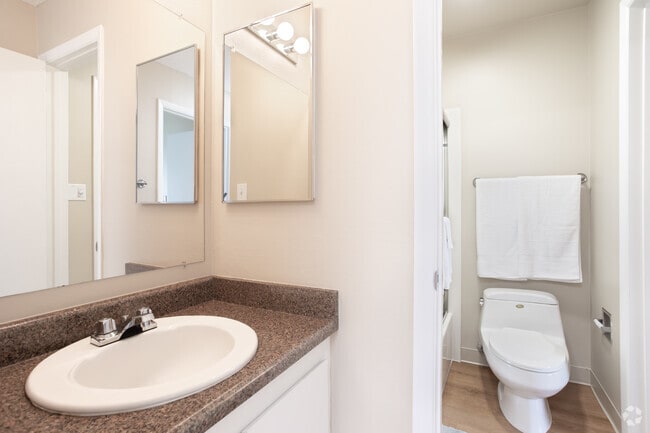 2BR, 2BA - 1016 SqFt