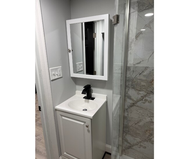 1927 Harlem Ave Unidad 2C  W/BATH $850 Available 2C
