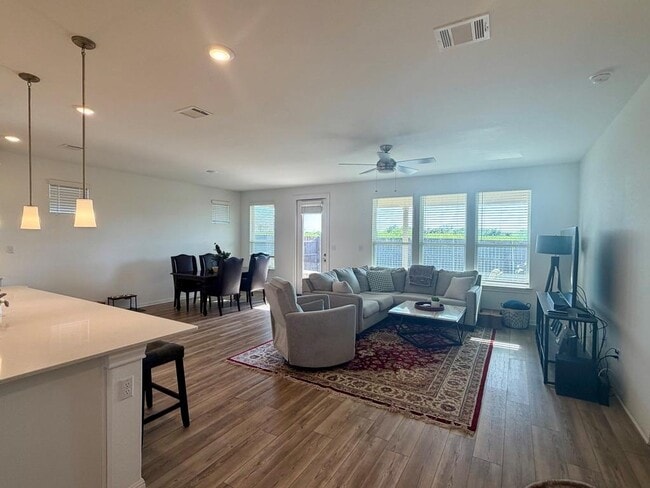 Photo - 193 Slenderleaf Dr