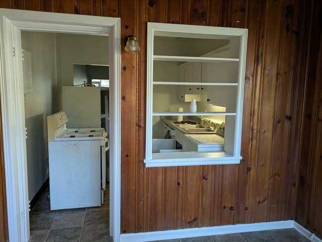 breakfast rm toward kitchen - 184 Garden Ln Unit Left