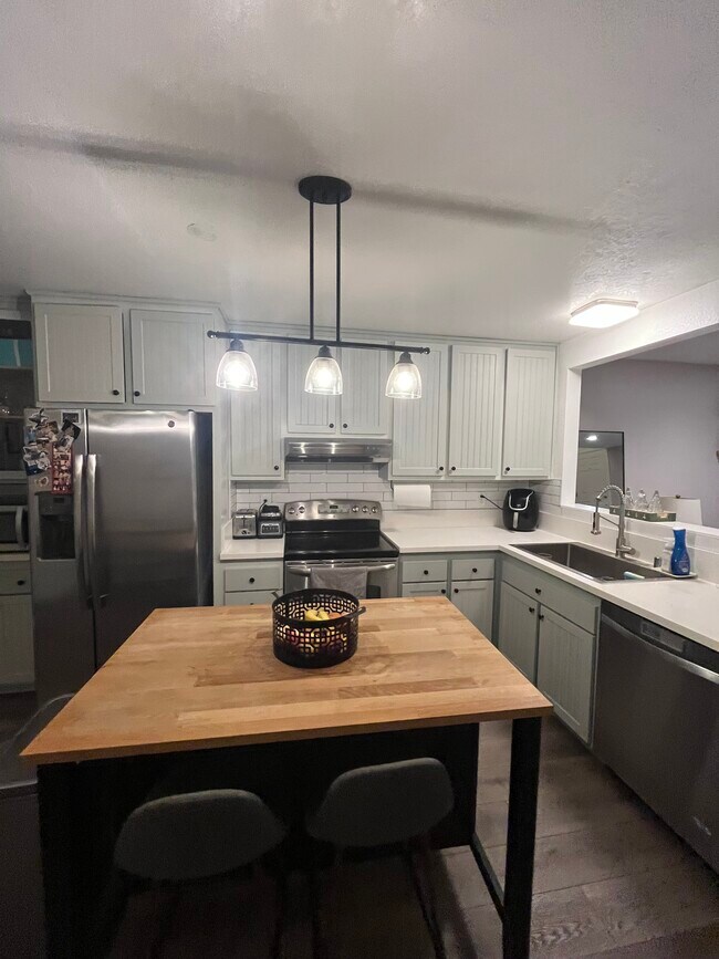 Photo - 700 W Walnut Ave