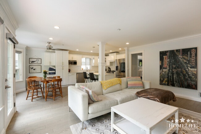 Photo - East Beach House, Located a Short Walk to ... Unit House