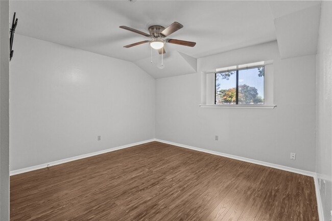 Photo - 2202 Colonial Ct N