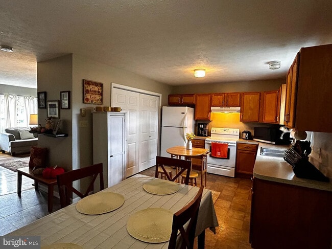 102 Warren Cir