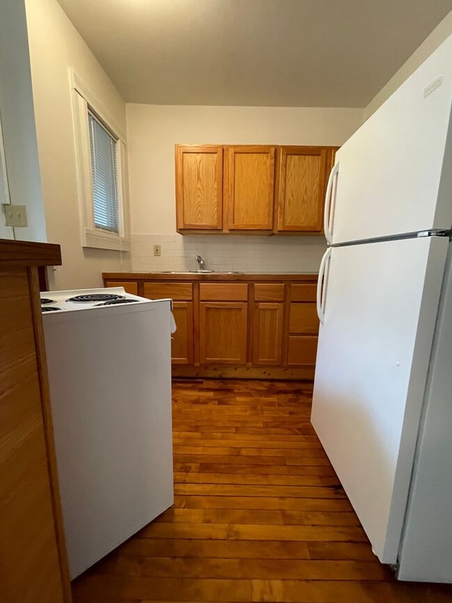 Building Photo - 2 Bedroom Apartment on the Northside Unit 6