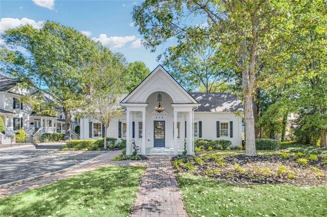 Building Photo - Walk to Restaurants and Shops