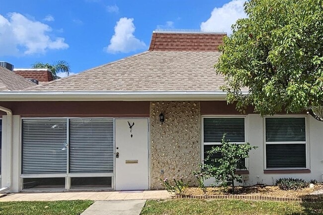 Building Photo - 4330 Tahitian Gardens Cir Unit C