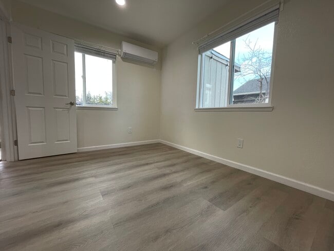 Photo - 566 N 2nd St
