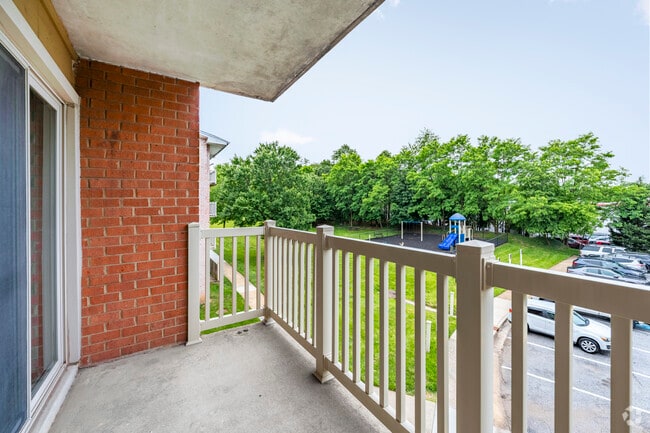 2BR, 1BA – 760SF - Balcony