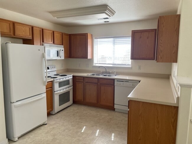 Bright & Spacious 2 Bed, 2 Bath Condo - Bright & Spacious 2 Bed, 2 Bath Condo Unit 6