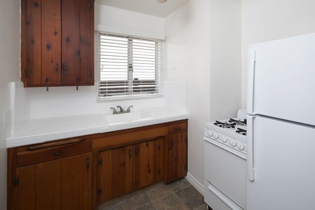 Photo - Talmadge Pacific Apartments