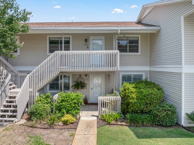 Building Photo - 1100 Shoreline Dr