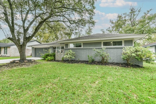 Building Photo - 5650 Ludington Dr Rental
