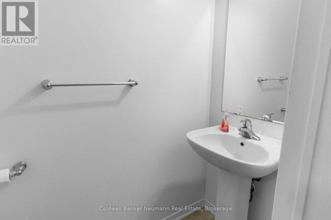 Photo - 1035 Victoria Rd S