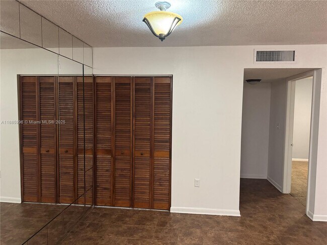 Photo - 801 NE 199th St Unidad 106-10