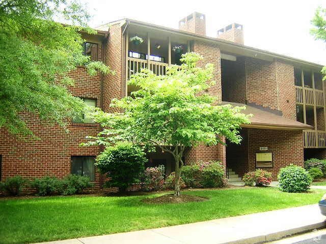 Building Photo - West End Condo--Great Location!