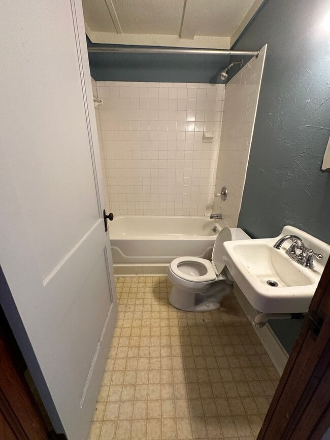 Photo - 1 bedroom, 1 bath in Midtown. Available July 1st!