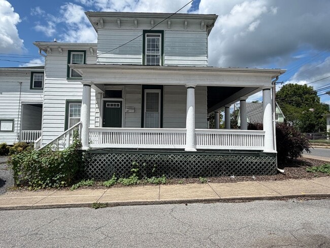 Building Photo - 702 Nelson St