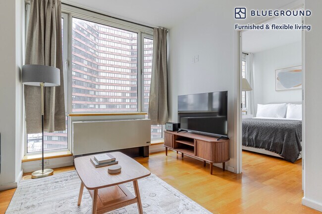 Photo - 635 W 42nd St Unidad FL11-ID2064