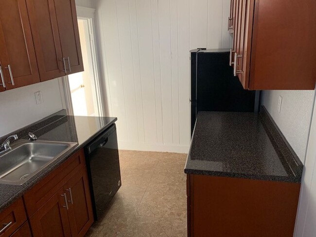 9/1 No Fee! Junior 1BR/large studio in Bri... - 9/1 No Fee! Junior 1BR/large studio in Bri... Condo