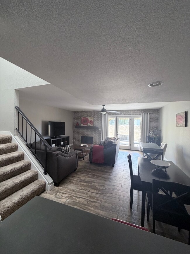 Photo - 815 E Grovers Ave