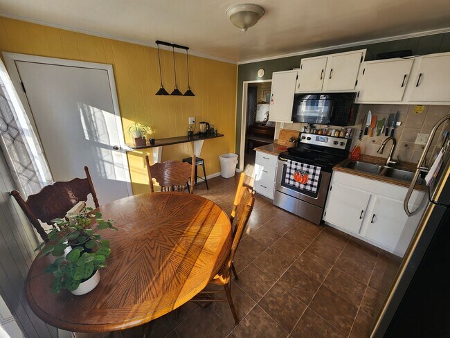 Photo - Great Second Floor Apartment