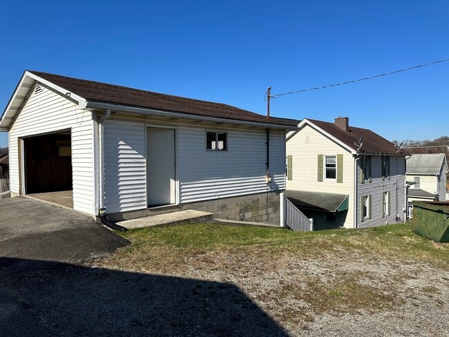 Photo - 612 N 3rd St Unidad Garage