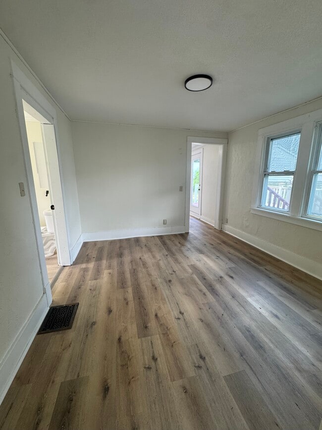 Photo - 2114 Telegraph Rd