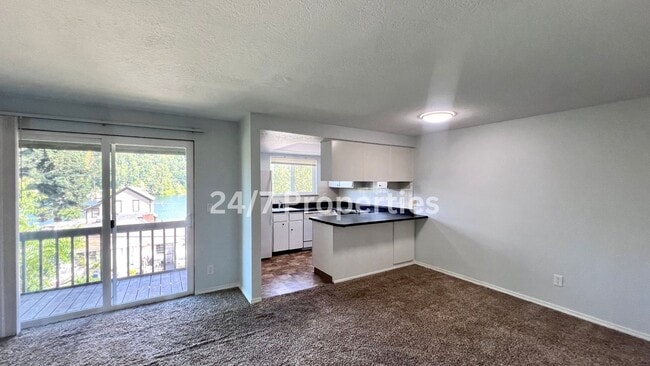 Photo - Upper Level 2 BD | 1 BA Apartment w/ Willamette River View - Oregon City Unit 8
